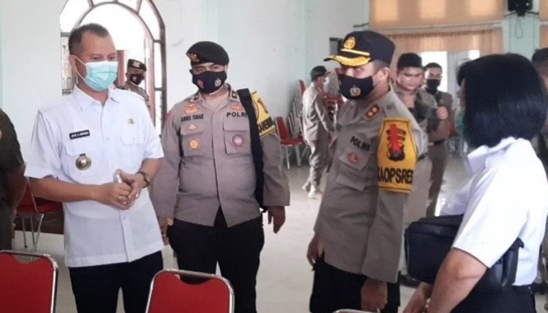 Bupati Gumas Jaya S Monong bersama Kapolres Gumas AKBP Rudi Asriman dan lainnya memantau persiapan pelaksanaan tes narkoba PTT di GPU Damang Batu, Kuala Kurun, Rabu (6/1/2021)