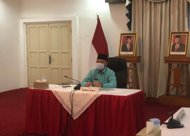 Sekda Kalteng Fahrizal Fitri saat menghadiri Rapat Koordinasi secara virtual