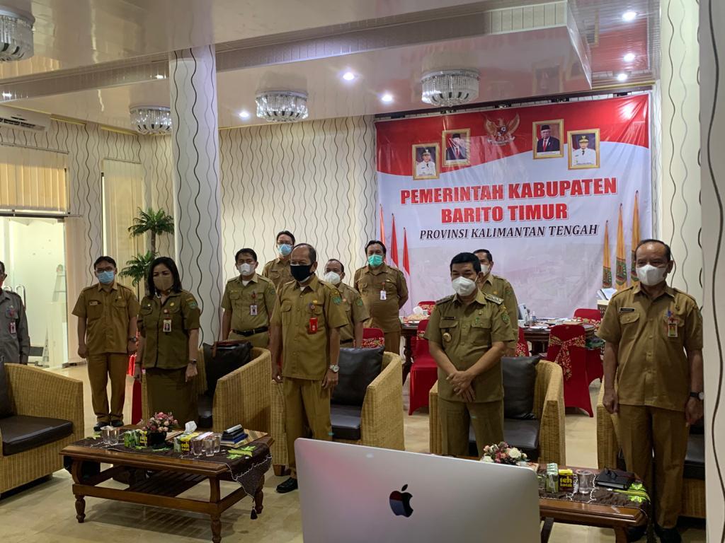 Bupati Barito Timur, Ampera AY Mebas saat mengikuti Rakor langkah-langkah percepatan realisasi APBD provinsi, Kabupaten/Kota tahun Anggaran 2021 secara virtual di Aula Rujab Bupati, Selasa (25/5/2021)