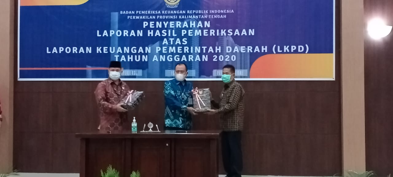 Kepala BPK RI Perwakilan Provinsi Kalteng, Ade Iwan Ruswana saat menyerahkan hasil LHP atas LKPD tahun anggaran 2020 kepada Wakil Bupati Murung Raya Rejikinoor dan Ketua DPRD Murung Raya Doni, bertempat di Gedung Auditorium BPK RI Perwakilan Provinsi Kalteng, Jum'at (28/5/2021)