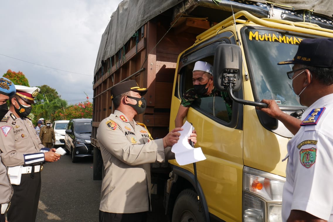 Petugas saat melakukan pemeriksaan