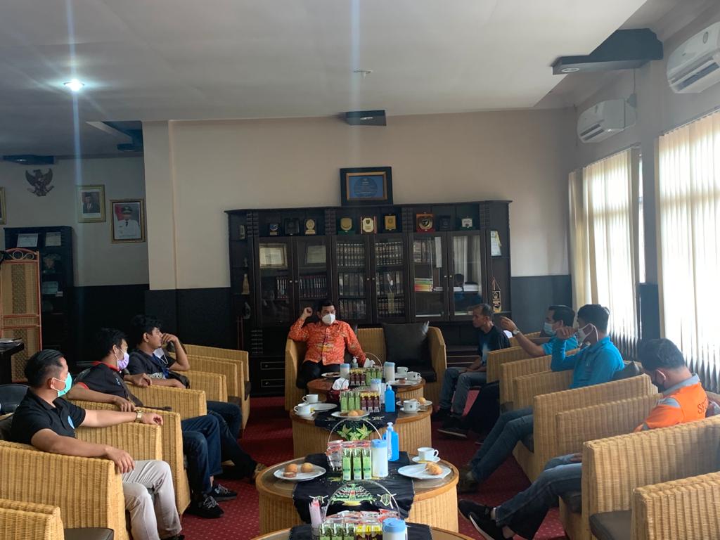 Bupati Barito Timur Ampera AY Mebas saat menerima Pengurus Persatuan Wartawan Indonesia (PWI) dan Panitia UKW Mandiri PWI Barito Timur di ruang kerjanya, Jumat (21/5/2021)