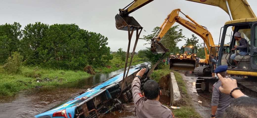 Kondisi Bus Damri yang terbalik