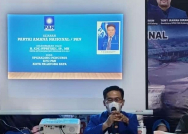 Tampak instruktur nasional PAN H. Ade Supriyadi sedang menyampaikan materi Sejarah PAN di hadapan puluhan peserta upgradding pengurus DPD PAN Kota Palangka Raya, Minggu (30/5/2021)