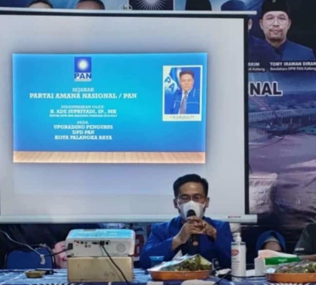 Tampak instruktur nasional PAN H. Ade Supriyadi sedang menyampaikan materi Sejarah PAN di hadapan puluhan peserta upgradding pengurus DPD PAN Kota Palangka Raya, Minggu (30/5/2021)