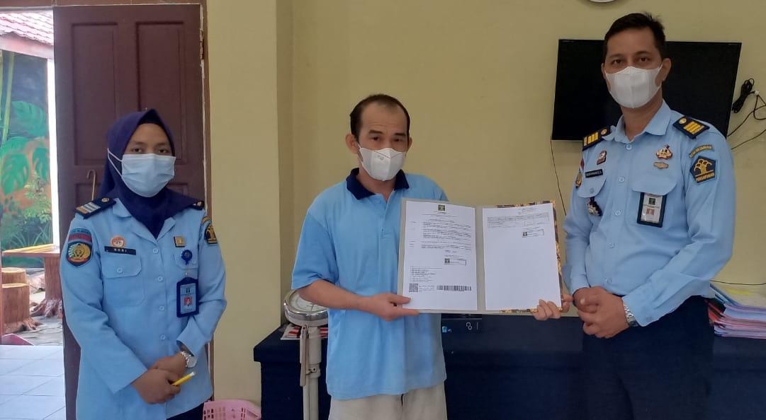 Kasib Binadik Tigor Hutabalian menyerahkan SK Remisi kepada WBP yang beragama Budha