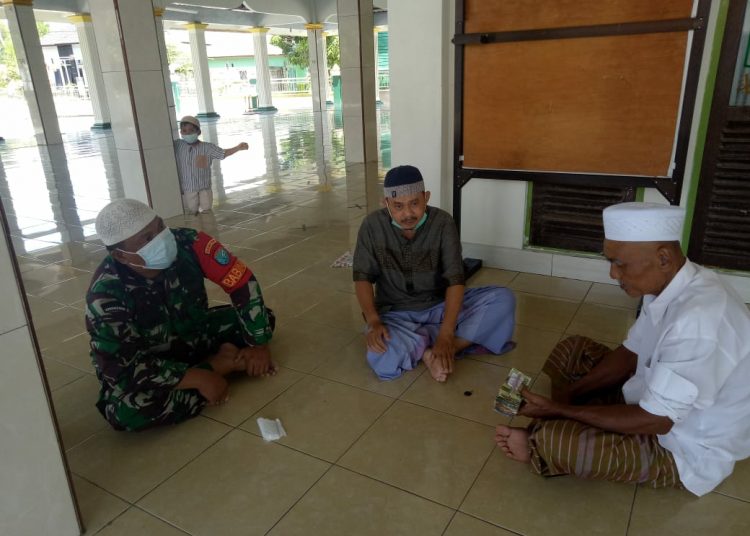 Babinsa Tumbang Talaken saat bersilaturahmi dengan tokoh agama