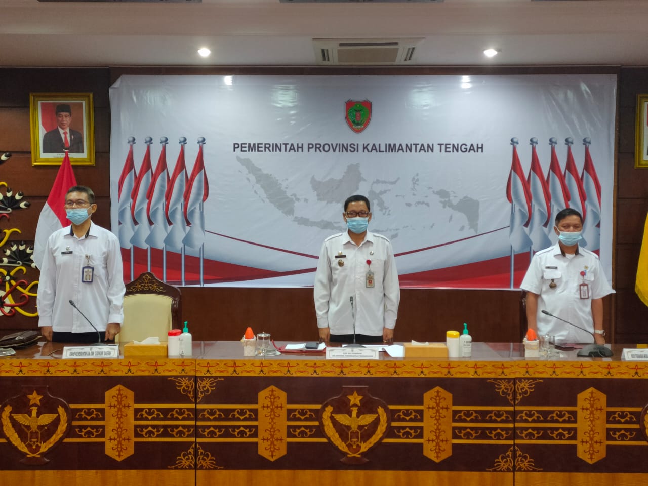 Staf Ahli Gubernur Bidang Ekonomi Keuangan Dan Pembangunan Prov. Kalteng Yuas Elko Saat Menghadiri Rapat Gubernur Seluruh Indonesia Selaku Anggota Appsi Secara Virtual