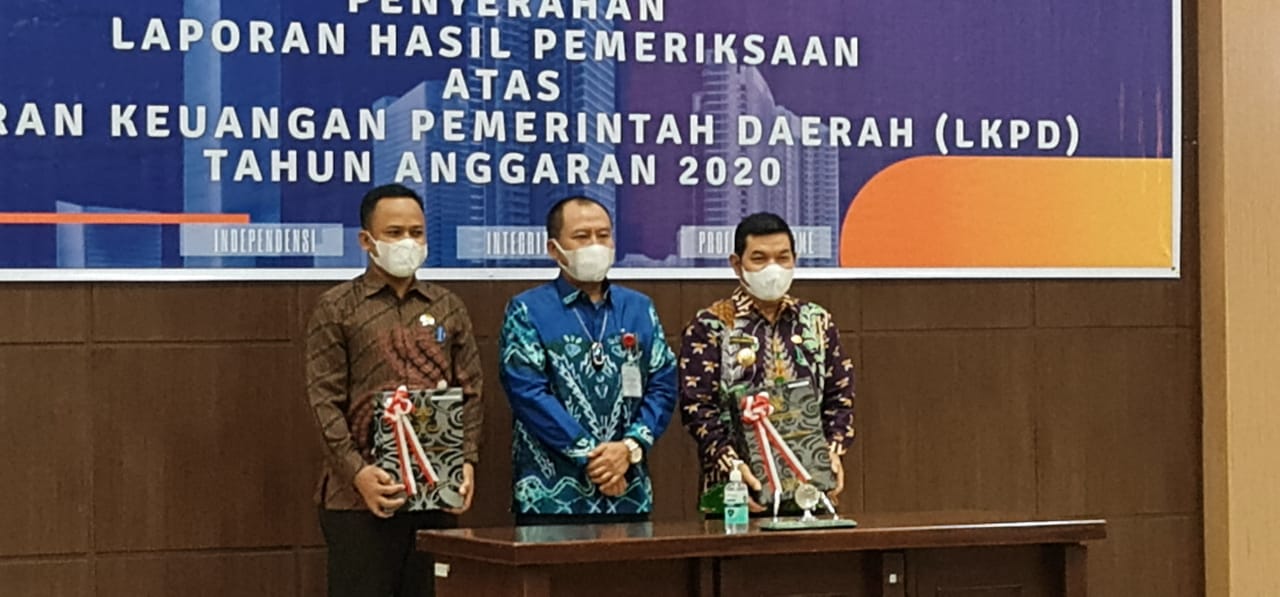 Bupati Barito Timur Ampera AY Mebas saat menerima Opini WTP atas Laporan Keuangan Pemkab Barito Timur Tahun 2020 yang diserahkan oleh Kepala Perwakilan BPK RI Perwakilan Kalimantan Tengah, Ade Iwan Ruswana