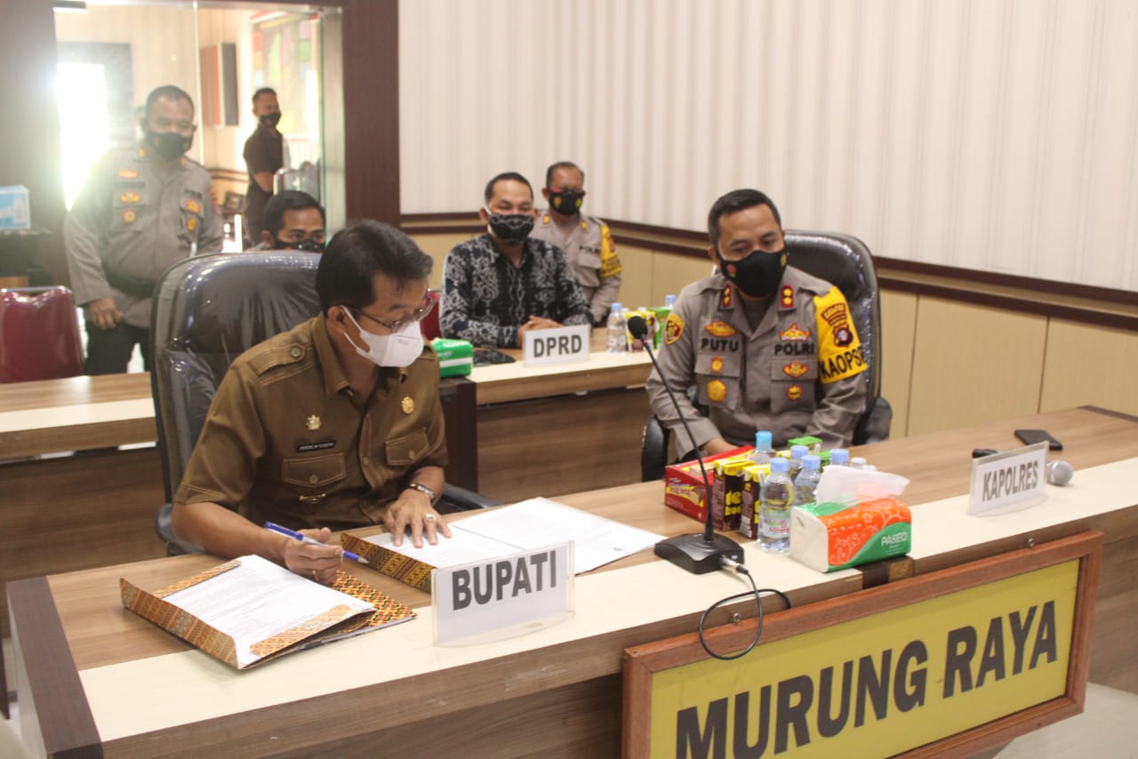 Bupati Mura Perdie M. Yoseph, Kapolres Mura AKBP I Gede Putu Widyana, Wakil Ketua II DPRD Mura Rahmanto Muhidin serta unsur pejabat Polres Mura saat mengikuti video conference (Vicon) di aula Polres Murung Raya (Mura) jl. Bhayangkara Km. 6 Puruk Cahu Kabupaten Murung Raya