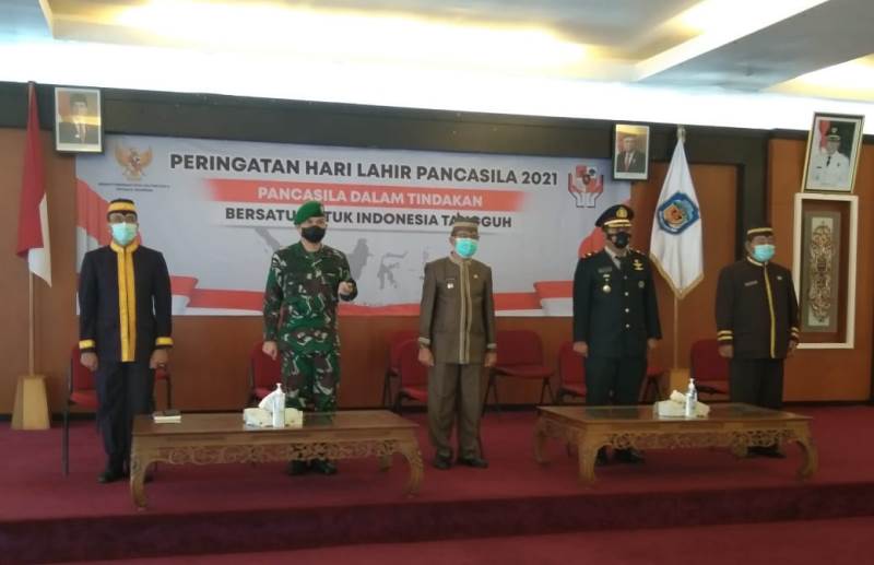 Wakil Bupati Murung Raya, Rejikinoor, Sekda Mura Hermon, Dandim 1013/Mtw Letkol Kav Rinaldi Irwan, Waka Polres Kompol Aries Nugroho dan Kadis KominfoSP Bimo Santoso ketika mengikuti upacara peringatan Hari Lahir Pancasila secara daring, Selasa (1/6/2021)