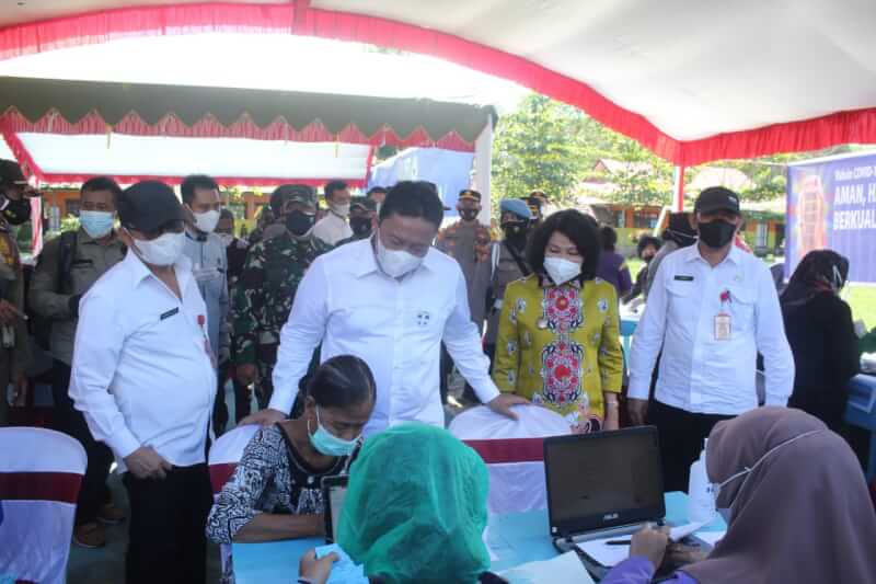 Wakil Gubernur Kalteng, H. Edy Pratowo saat meninjau Pelaksanaan Vaksinasi Massal di SMAN 1 Kahayan Hilir, Kabupaten Pulang Pisau