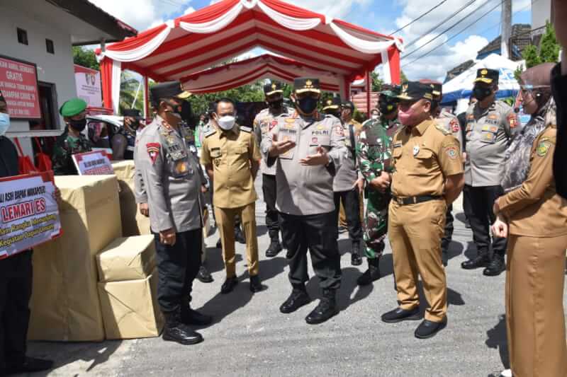 Gubernur Kalteng, H. Sugianto Sabran saat mendampingi Wakapolri Komisaris Jenderal Polisi Gatot Eddy Pramono meninjau posko PPKM di Jl. Jogjakarta, Palangka Raya