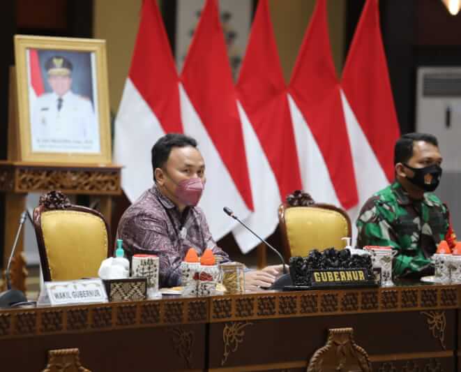 Gubernur Kalteng H. Sugianto Sabran saat Pimpin Rapat Koordinasi Dalam Rangka Percepatan Pelaksanaan Vaksinasi Covid-19