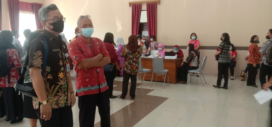 Sejumlah PNS dan THL lingkup Pemkab Katingan saat menjalani vaksinasi dosis I, Kamis pagi (3/6/2021, di gedung serbaguna Salawah-Kasongan