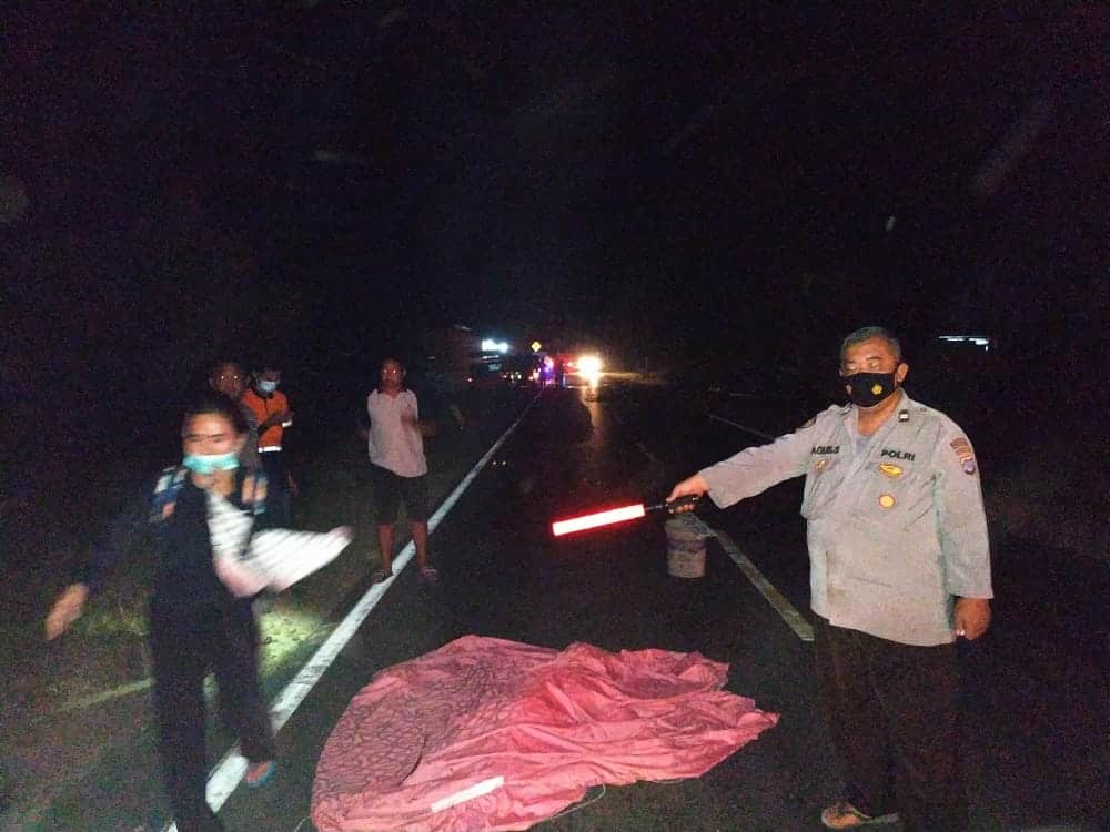 Korban Wahyudi saat tewas di lokasi kejadian usai ditabrak lari mobil 