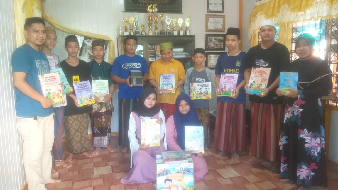 Anak-anak dari Panti Asuhan Bina Manggala Muara Teweh ketika menerima wakaf Buku, Sabtu (5/6/2021)