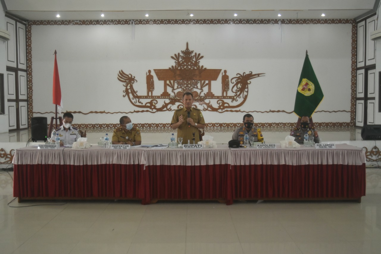 Pemkab Gumas saat melaksanakan Rapat yang dipimpin langsung oleh Bupati Gunung Mas (Gumas) Jaya Samaya Monong yang dilaksanakan di Gedung Pertemuan Umum (GPU) Damang Batu Kuala Kurun pada Senin (7/6/2021)