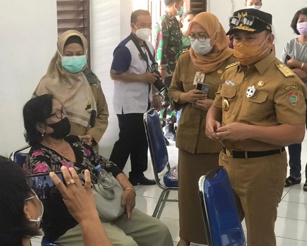 Gubernur Kalteng Sugianto Sabran bersama Ketua PKK Provinsi Kalteng Yulistra Ivo Azhari saat memantau pelaksanaan vaksinasi