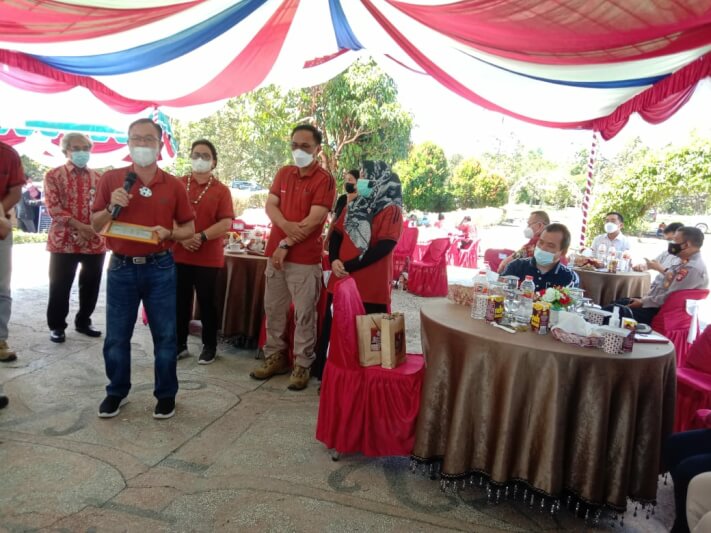 Bupati Katingan Sakariyas saat menyampaikan sambutannya pada acara bincang santai antara Bupati Katingan dengan sejumlah investor dan pelaku UMKM di Katingan, Jum'at (11/6/2021), di kawasan KRK