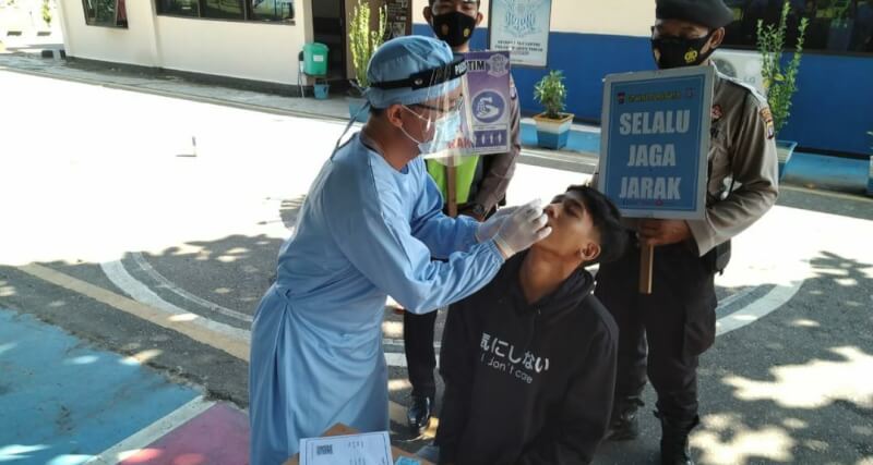 Salah satu pemohon SIM saat rapid test antigen