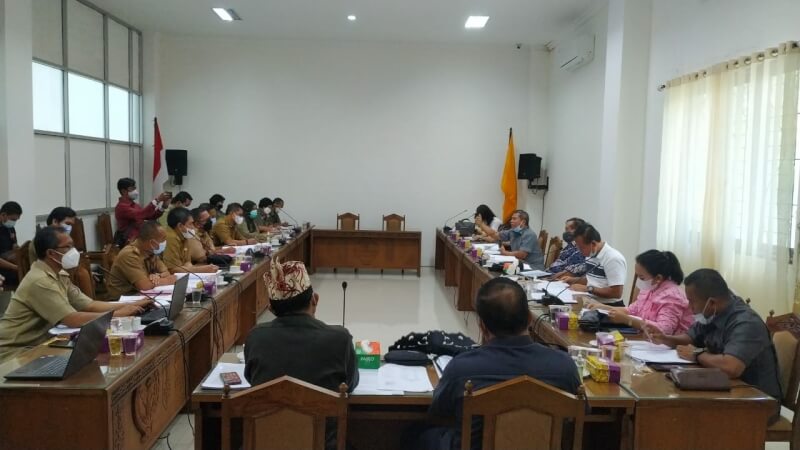 RAPAT KERJA - Jajaran Komisi II DPRD Provinsi Kalteng, sedang menggelar rapat kerja di gedung dewan, belum lama ini. (Foto/Humas DPRD Provinsi Kalteng)