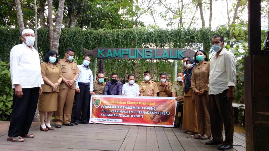 PELANTIKAN – Anggota Komisi II DPRD Kalteng dari Fraksi Gerindra, Jainudin Karim, berfoto bersama pengurus PPSKT periode 2021-2026, usai dilantik belum lama ini. (Foto/Humas DPRD Kalteng)