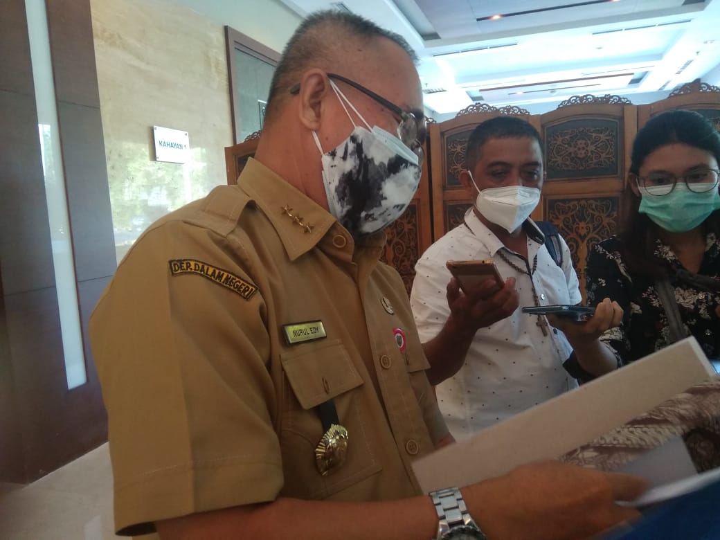H. Nurul Edy Pada saat diwawancarai wartawan