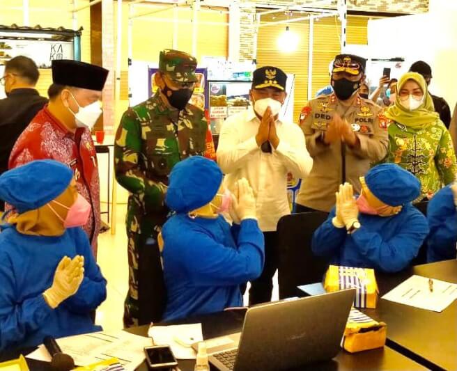 Gubernur Kalteng Sugianto Sabran, bersama Kapolda, Danrem dan Forkopimda, memantau percepatan vaksinasi di tiga Kabupaten, yakni Kotim, Seruyan dan Kobar, Kamis (10/6/2021) siang. (Foto ist)