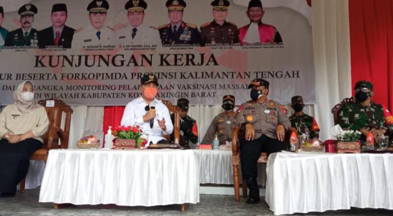 Gubernur Kalimantan Tengah H. Sugianto Sabran saat melakukan peninjauan Pelaksanaan Vaksinasi Massal