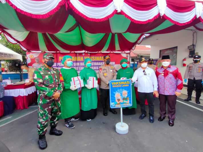 Kapolda Kalteng bersama Gubernur Kalteng saat meninjau vaksinasi di 4 wilayah