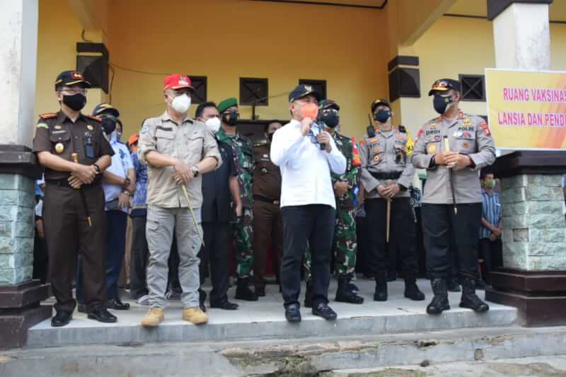 Gubernur Kalimantan Tengah, H. Sugianto Sabran saat meninjau pelaksanaan Vaksinasi Massal di Kabupaten Kotawaringin Timur, Kamis (10/6/2021)