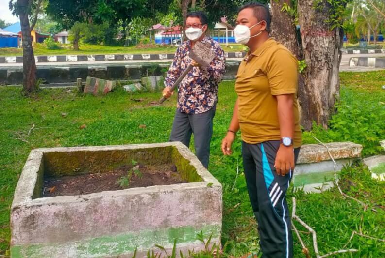 Wakil Dekan Bidang Kemahasiswaan dan Wakil Gubernur BEM FEB UPR saat menanam pohon bersama