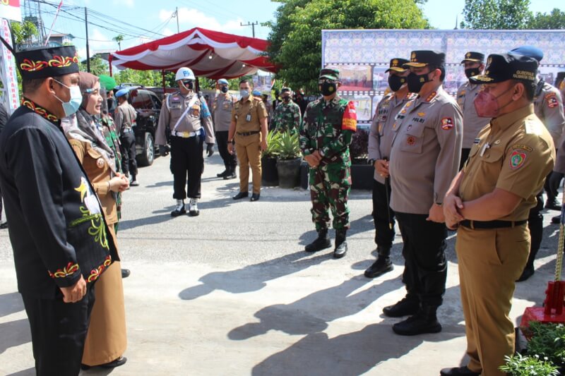 Wakapolri Komjen Pol Gatot Eddy Pramono meninjau Posko PPKM Skala Mikro di Palangka Raya 