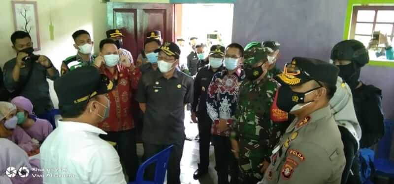 Rombongan Gubernur Kalimantan Tengah, H. Sugianto Sabran, didampingi Bupati Murung Raya, Perdie M. Yoseph dan Forkopimda Kabupaten Mura saat meninjau pelaksanaan vaksin massal di SMA Negeri 1 Murung, Kabupaten Murung Raya, Sabtu (12/6/2021)