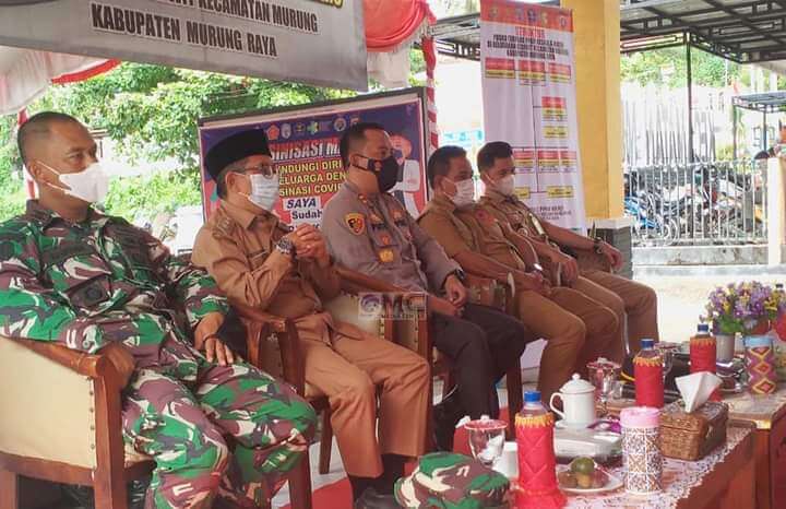 Wakil Bupati (Wabup) Murung Raya (Mura) Rejikinoor dan jajarannya saat mengikuti acara Zoom Meeting PPKM Berskala Mikro, Posko Karhutla dan Vaksinisasi Massal Bersama Wakapolri Komisaris Jenderal Polisi Gatot Eddy Pramono, Senin (14/6/2021)