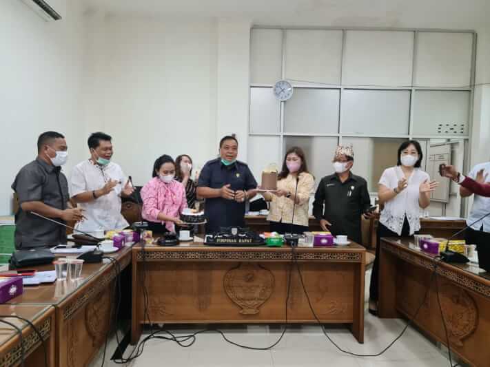 KEJUTAN - Jajaran Komisi II DPRD Provinsi Kalteng, saat memberikan kejutan berupa kue ulang tahun kepada Ketua Komisi II, Ir. Lohing Simon di gedung dewan, Selasa (15/6/2021). (Foto/Humas DPRD Provinsi Kalteng)