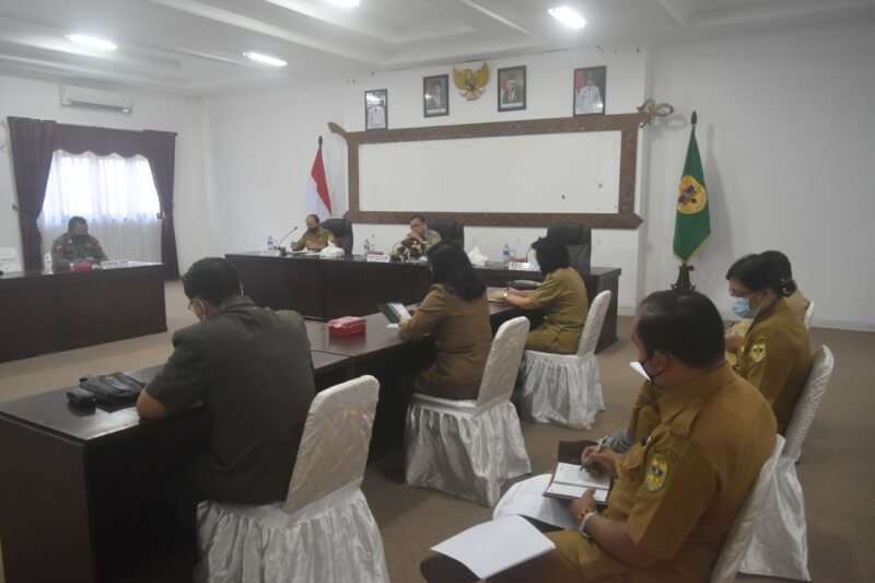 Sekda Kabupaten Gunung Mas Yansiterson saat memimpin rapat persiapan peringatan hari jadi Kabupaten Gunung Mas ke-19 Tahun 2021 bertempat di ruang rapat lantai 1 Kantor Bupati, Senin (14/6/2021)
