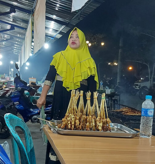 Salah satu penjual yang tidak menggunakan masker