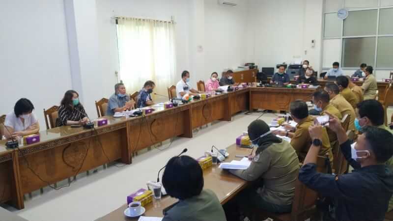 PEMBAHASAN - Jajaran Komisi II DPRD Provinsi Kalteng saat melaksanakan rapat pembahasan Raperda DAS bersama stakeholder terkait, di ruang rapat Komisi II DPRD, beberapa waktu lalu. (Foto/Humas DPRD Provinsi Kalteng)