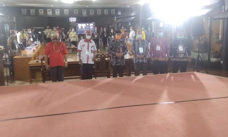 Foto bersama setelah selesai acara pembukaan Musyawarah dan Rapat Kerja Forum Koordinasi Pembentukan Daerah Otonomi Baru Kalteng