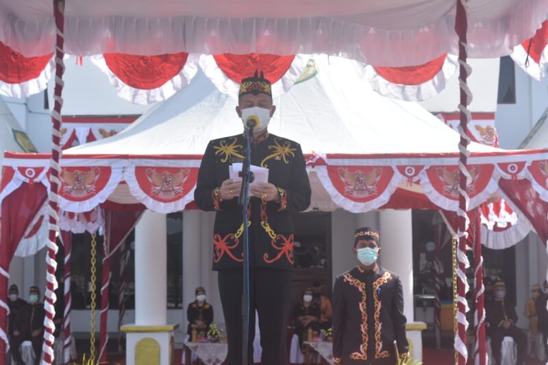 Bupati Gunung Mas Jaya Samaya Monong saat memimpin upacara HUT Kabupaten Gunung Mas ke-19 tahun 2021, yang digelar di halaman kantor Bupati Gunung Mas, Senin (21/6/2021)