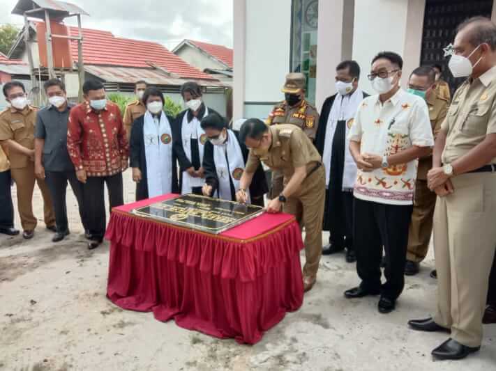 Bupati Katingan Sakariyas tandatangani prasasti peresmian Gereja GKE Batang Asi Kereng Humbang, Selasa pagi (22/6/2021), di Jl. Durian - Kasongan