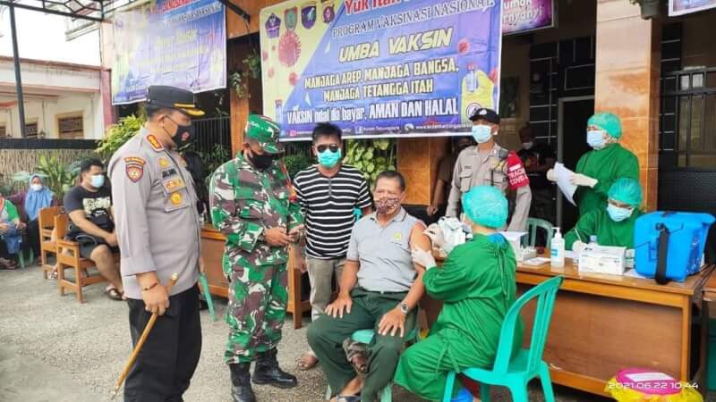 Kapolresta Palangka Raya Kombes Pol Dwi Tunggal Jaladri, S.I.K., S.H., M.Hum saat meninjau pelaksanaan vaksinasi massal