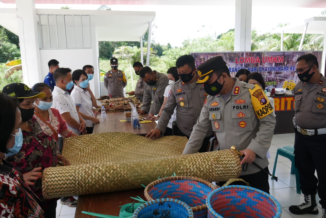 Pelaksanaan Lomba Usaha Mikro Kecil Masyarakat (UMKM) di Pendopo Polres Barito Timur yang dipimpin langsung oleh Kapolres Barito Timur AKBP Afandi Eka Putra bersama Dinas Perdagangan, Usaha Kecil Menengah dan Koperasi Kabupaten Barito Timur, Rabu (23/6/2021)