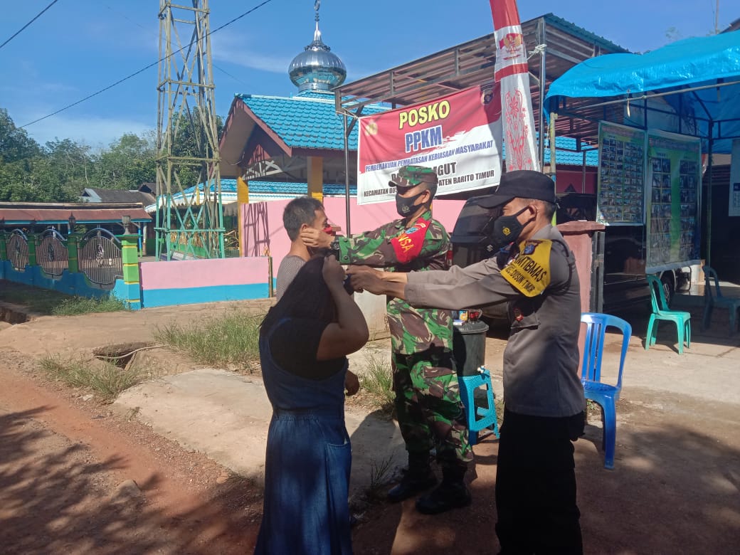 Bhabinkamtibmas Desa Maragut Bripka Jaya Saputra bersama Babinsa Serda Abdul Chamid dalam pelaksanakan Giat PPKM Desa Maragut