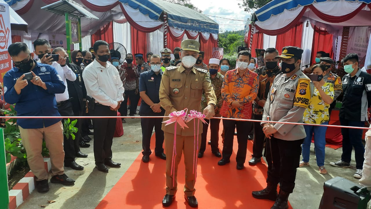 Bupati Gunung Mas Jaya Samaya Monong saat meresmikan Lewu Isen Mulang Anti Narkoba dan Lewu Pancasila Polres Gunung Mas Kampung Baru bertempat di Jalan Tjilik Riwut Kelurahan Kuala Kurun, Kecamatan Kurun, Senin (24/6/2021)