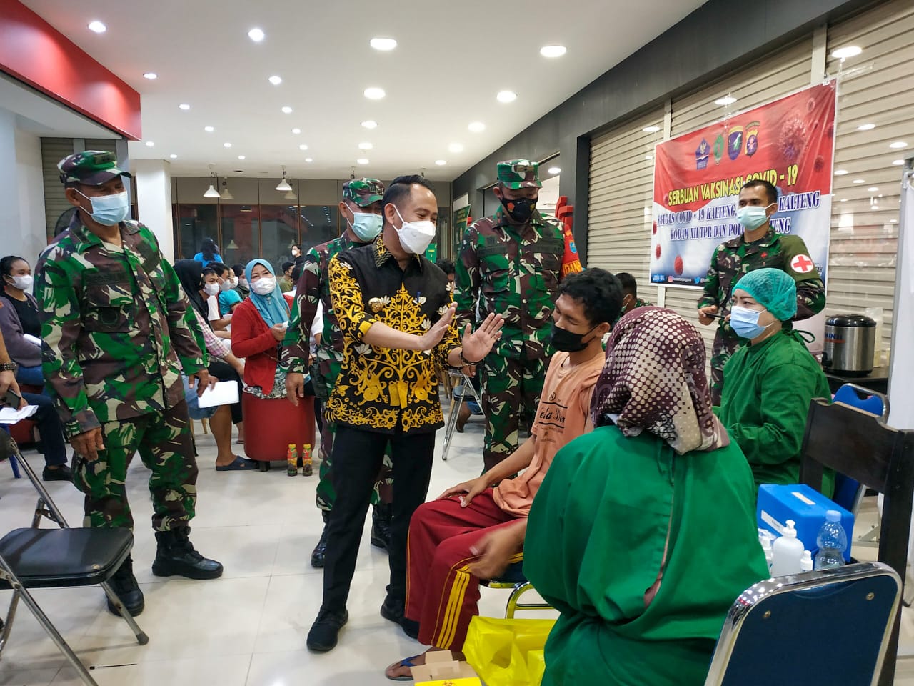 Wali Kota Palangka Raya, Fairid Naparin saat meninjau vaksinasi di pusat perbelanjaan yang digelar TNI bersama instansi terkait, Kamis (24/6/2021)