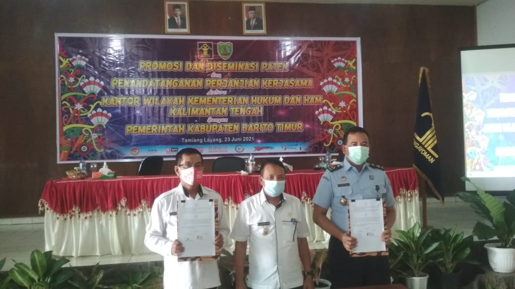 Kegiatan promosi diseminasi paten penandatanganan perjanjian kerjasama kantor wilayah kementerian hukum dan HAM Kalteng dengan Pemkab Bartim, Tamiang Layang, Rabu (23/6/2021)