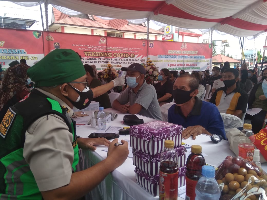 Pelaksanaan vaksinasi massal dan Bakti Sosial dalam rangka Hari Bhayangkara ke-75 di Gedung Paviliun Presisi Rumah Sakit Bhayangkara Polda Kalteng